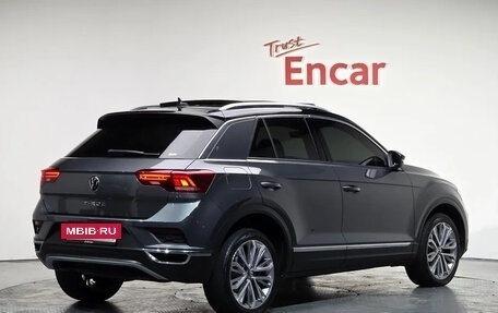 Volkswagen T-Roc I, 2023 год, 2 250 000 рублей, 3 фотография