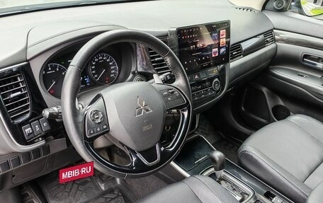Mitsubishi Outlander III рестайлинг 3, 2018 год, 2 090 000 рублей, 9 фотография