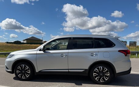 Mitsubishi Outlander III рестайлинг 3, 2020 год, 2 600 000 рублей, 6 фотография