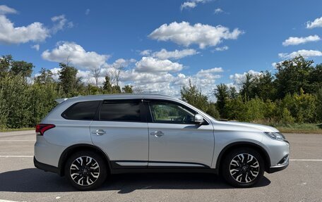 Mitsubishi Outlander III рестайлинг 3, 2020 год, 2 600 000 рублей, 2 фотография
