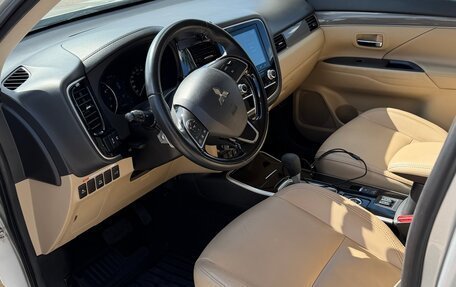 Mitsubishi Outlander III рестайлинг 3, 2020 год, 2 600 000 рублей, 10 фотография