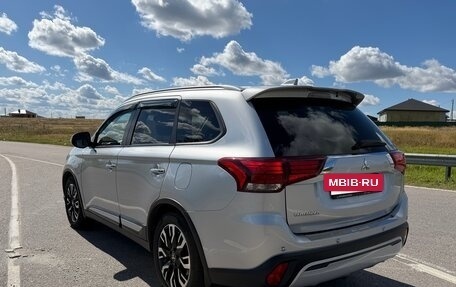 Mitsubishi Outlander III рестайлинг 3, 2020 год, 2 600 000 рублей, 5 фотография