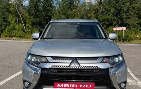 Mitsubishi Outlander III рестайлинг 3, 2020 год, 2 600 000 рублей, 8 фотография