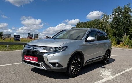 Mitsubishi Outlander III рестайлинг 3, 2020 год, 2 600 000 рублей, 7 фотография
