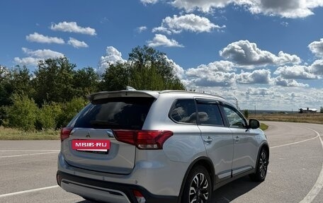Mitsubishi Outlander III рестайлинг 3, 2020 год, 2 600 000 рублей, 3 фотография