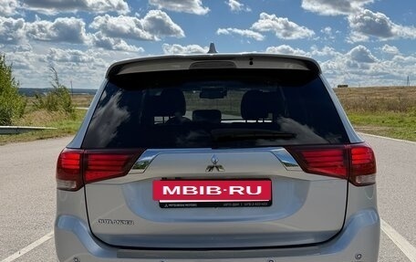 Mitsubishi Outlander III рестайлинг 3, 2020 год, 2 600 000 рублей, 4 фотография