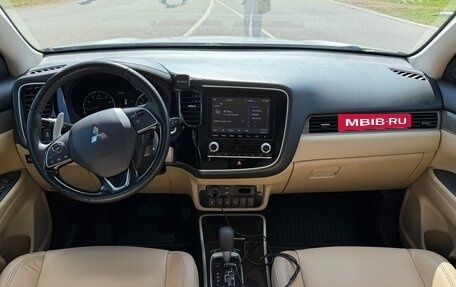 Mitsubishi Outlander III рестайлинг 3, 2020 год, 2 600 000 рублей, 12 фотография