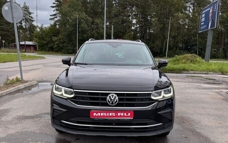 Volkswagen Tiguan II, 2021 год, 2 200 000 рублей, 1 фотография