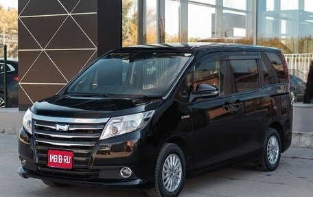 Toyota Noah III, 2017 год, 2 300 000 рублей, 1 фотография