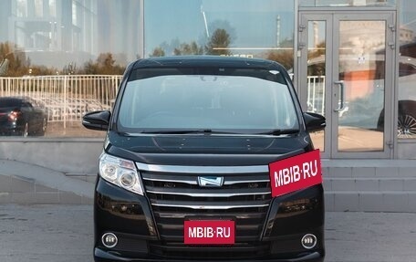 Toyota Noah III, 2017 год, 2 300 000 рублей, 2 фотография