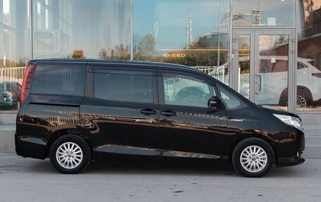 Toyota Noah III, 2017 год, 2 300 000 рублей, 4 фотография
