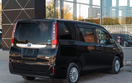 Toyota Noah III, 2017 год, 2 300 000 рублей, 5 фотография
