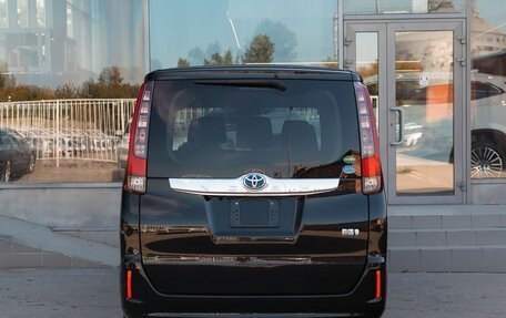 Toyota Noah III, 2017 год, 2 300 000 рублей, 6 фотография