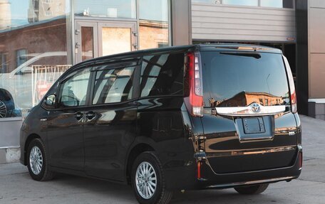 Toyota Noah III, 2017 год, 2 300 000 рублей, 7 фотография