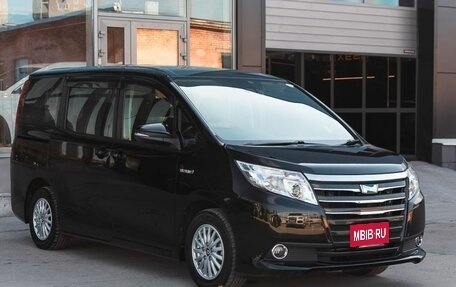 Toyota Noah III, 2017 год, 2 300 000 рублей, 3 фотография