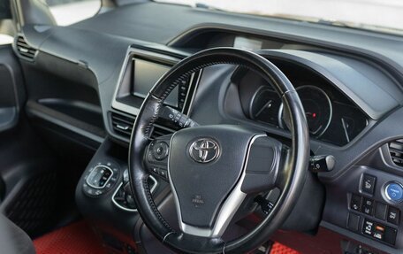 Toyota Noah III, 2017 год, 2 300 000 рублей, 11 фотография