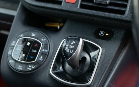 Toyota Noah III, 2017 год, 2 300 000 рублей, 14 фотография