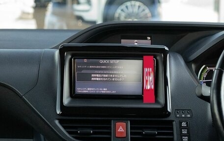Toyota Noah III, 2017 год, 2 300 000 рублей, 13 фотография