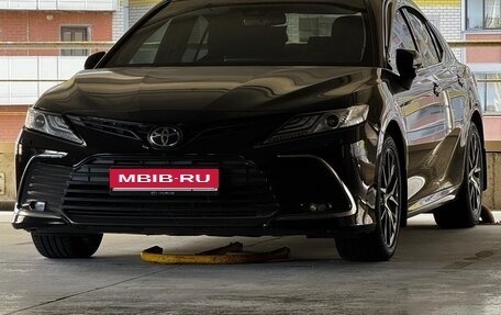 Toyota Camry, 2021 год, 3 200 000 рублей, 2 фотография
