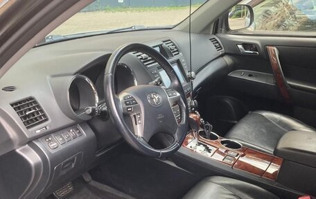Toyota Highlander III, 2013 год, 2 300 000 рублей, 3 фотография