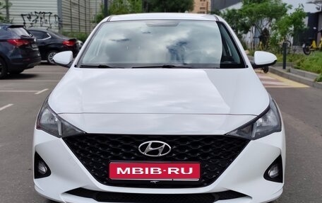 Hyundai Solaris II рестайлинг, 2021 год, 1 350 000 рублей, 1 фотография