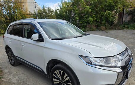 Mitsubishi Outlander III рестайлинг 3, 2018 год, 2 250 000 рублей, 3 фотография