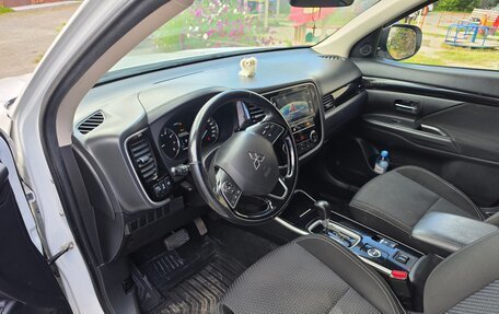 Mitsubishi Outlander III рестайлинг 3, 2018 год, 2 250 000 рублей, 6 фотография