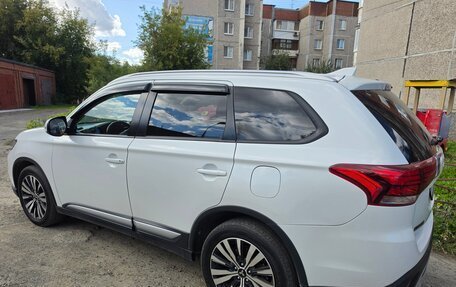 Mitsubishi Outlander III рестайлинг 3, 2018 год, 2 250 000 рублей, 5 фотография