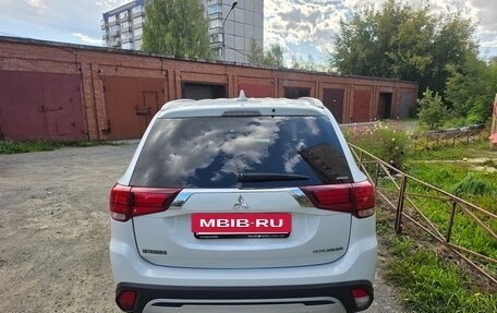 Mitsubishi Outlander III рестайлинг 3, 2018 год, 2 250 000 рублей, 4 фотография