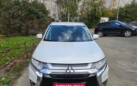 Mitsubishi Outlander III рестайлинг 3, 2018 год, 2 250 000 рублей, 2 фотография