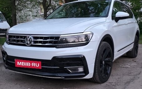 Volkswagen Tiguan II, 2018 год, 2 300 000 рублей, 1 фотография