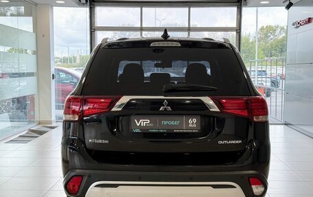 Mitsubishi Outlander III рестайлинг 3, 2019 год, 1 950 000 рублей, 5 фотография