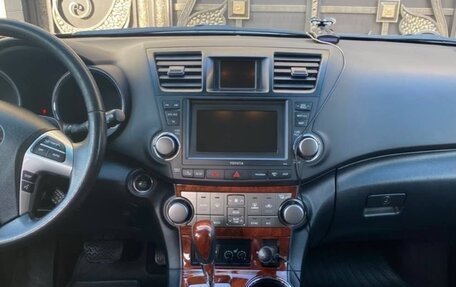Toyota Highlander III, 2011 год, 1 900 000 рублей, 10 фотография