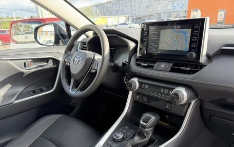 Toyota RAV4, 2020 год, 3 895 000 рублей, 12 фотография