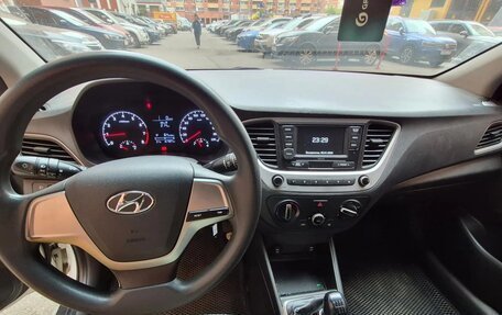 Hyundai Solaris II рестайлинг, 2018 год, 650 000 рублей, 5 фотография