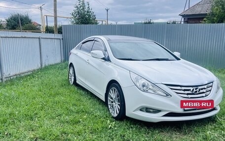 Hyundai Sonata VI, 2011 год, 880 000 рублей, 3 фотография