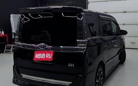 Toyota Voxy III, 2019 год, 2 700 000 рублей, 5 фотография