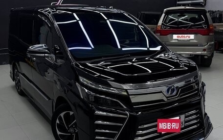 Toyota Voxy III, 2019 год, 2 700 000 рублей, 3 фотография