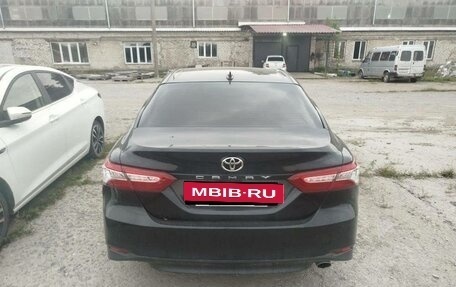Toyota Camry, 2021 год, 2 100 000 рублей, 4 фотография