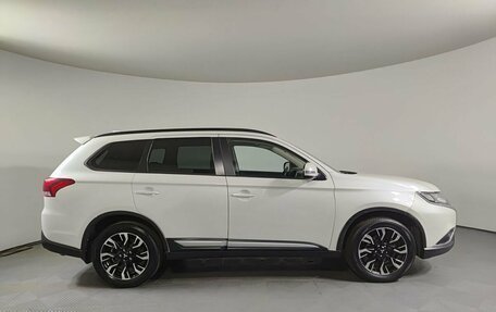 Mitsubishi Outlander III рестайлинг 3, 2022 год, 1 739 000 рублей, 4 фотография