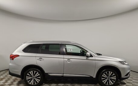 Mitsubishi Outlander III рестайлинг 3, 2019 год, 2 275 000 рублей, 4 фотография