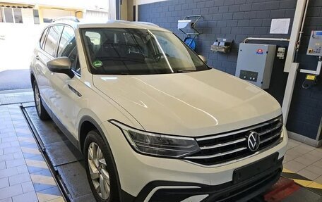 Volkswagen Tiguan II, 2022 год, 2 342 000 рублей, 1 фотография
