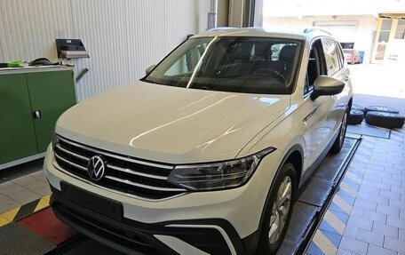 Volkswagen Tiguan II, 2022 год, 2 342 000 рублей, 3 фотография