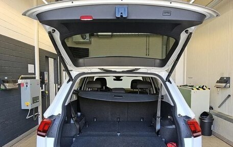 Volkswagen Tiguan II, 2022 год, 2 342 000 рублей, 10 фотография