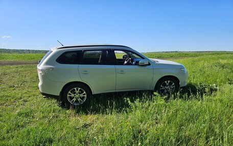 Mitsubishi Outlander III рестайлинг 3, 2013 год, 1 300 000 рублей, 11 фотография