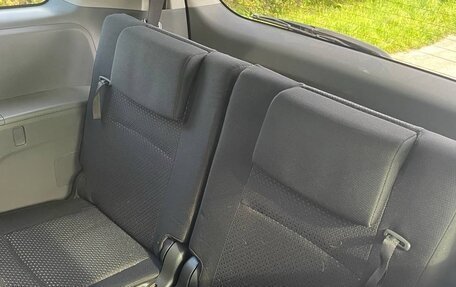 Toyota ISis I, 2010 год, 930 000 рублей, 36 фотография