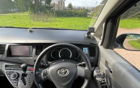 Toyota ISis I, 2010 год, 930 000 рублей, 40 фотография