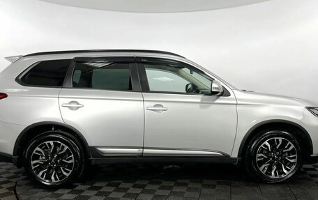 Mitsubishi Outlander III рестайлинг 3, 2021 год, 2 255 000 рублей, 5 фотография