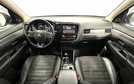 Mitsubishi Outlander III рестайлинг 3, 2021 год, 2 255 000 рублей, 14 фотография
