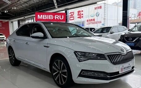 Skoda Superb III рестайлинг, 2023 год, 2 280 000 рублей, 2 фотография